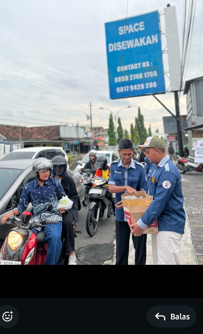 Kegiatan pemuda pemudi dsn Gondanglegi dlm rangka pembagian takjil gratis dibln puasa