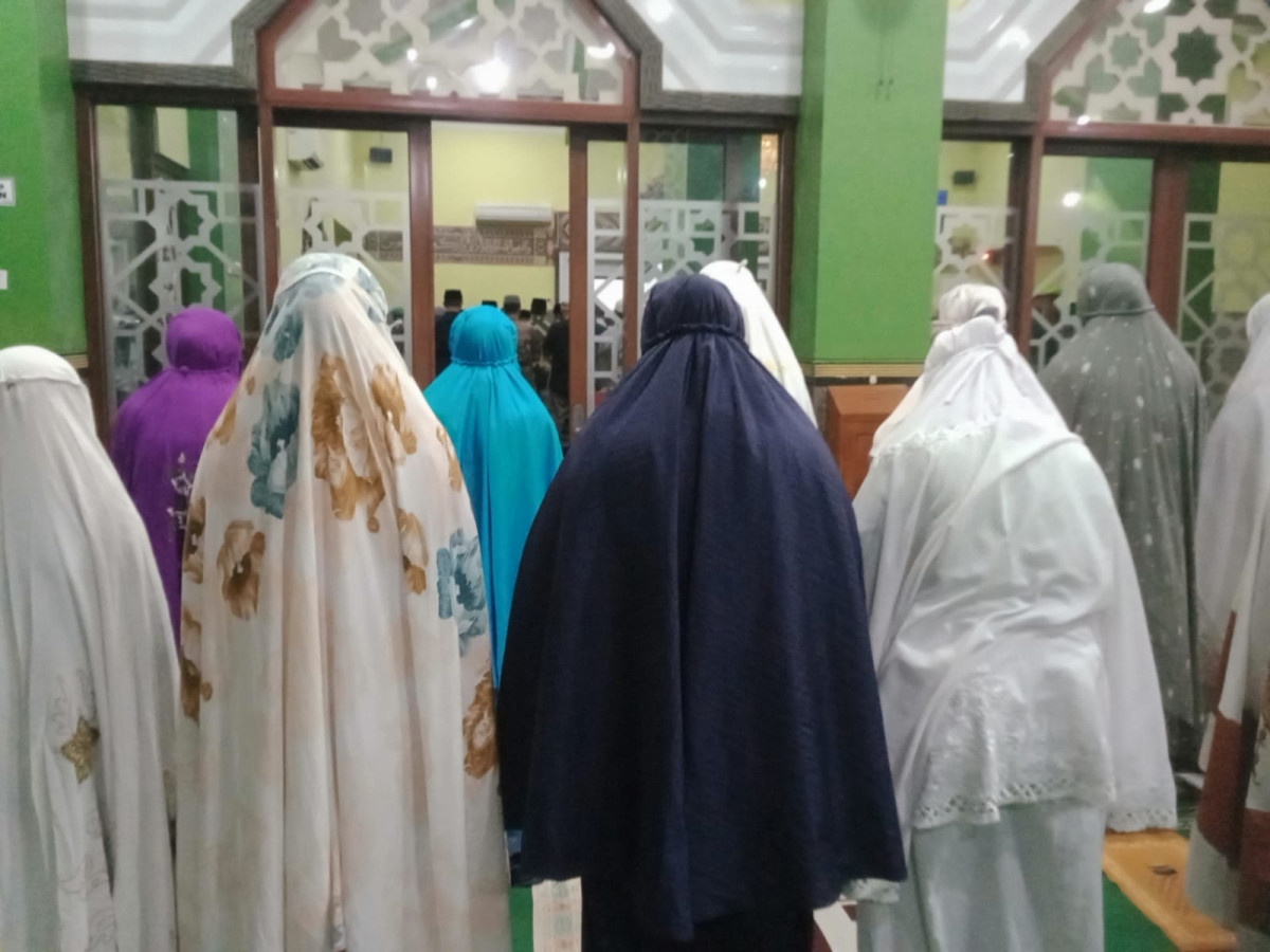 Sholat isya berjamaah Hari Minggu Masjid Arrohmah Malangrejo