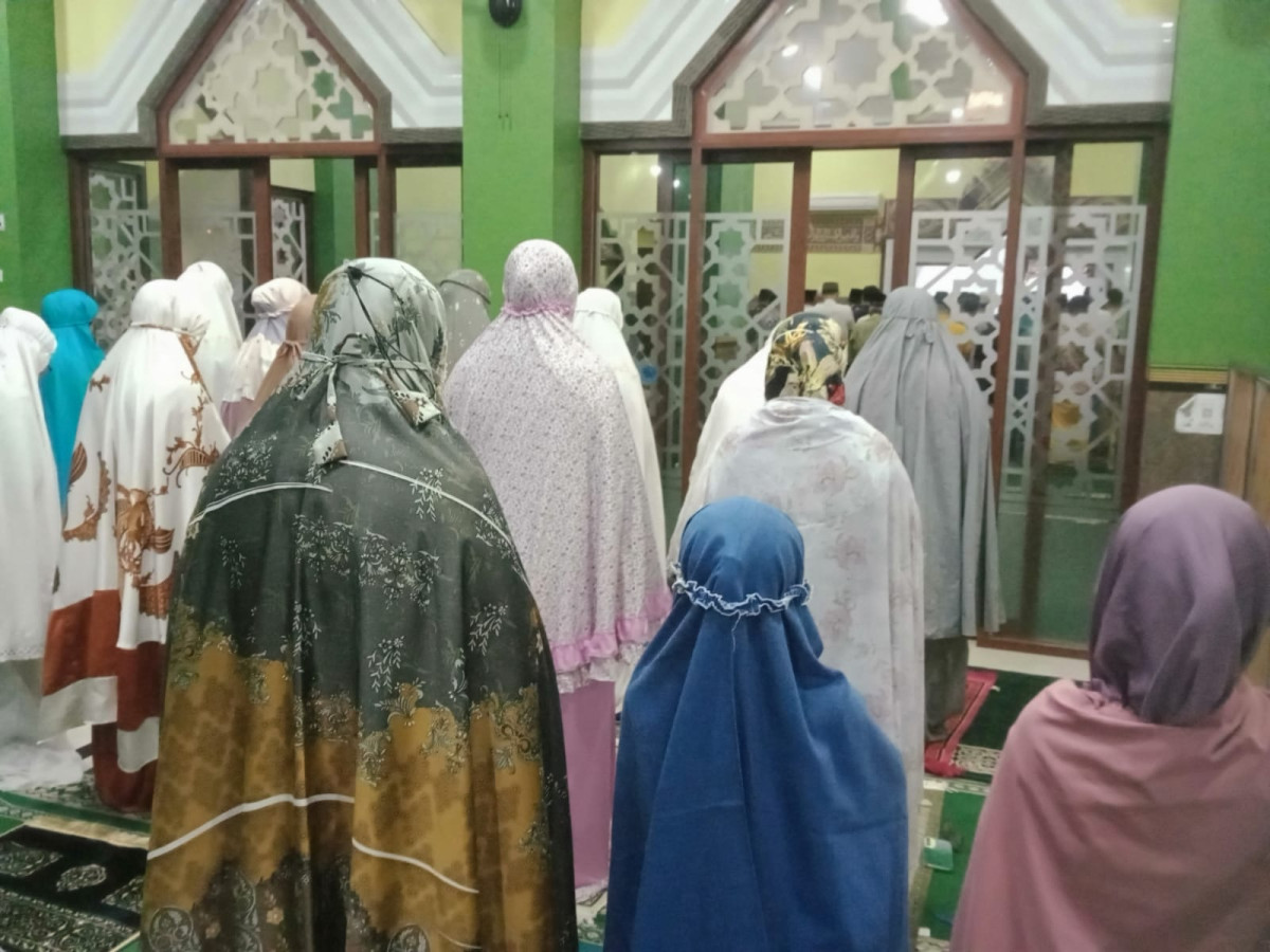 Sholat tarawih berjamaah Masjid Arrohmah Malangrejo