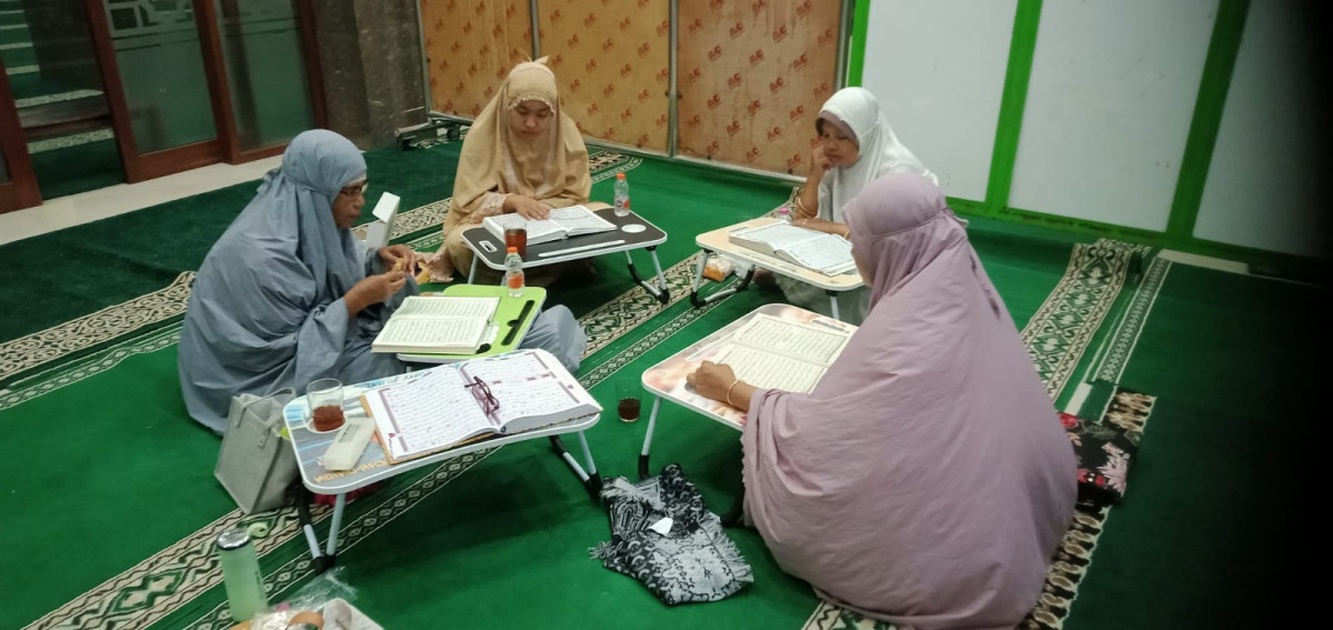 Tadarus Al-Qur'an ibu2 jus 26-27 masjid Ar Rohmah Malangrejo