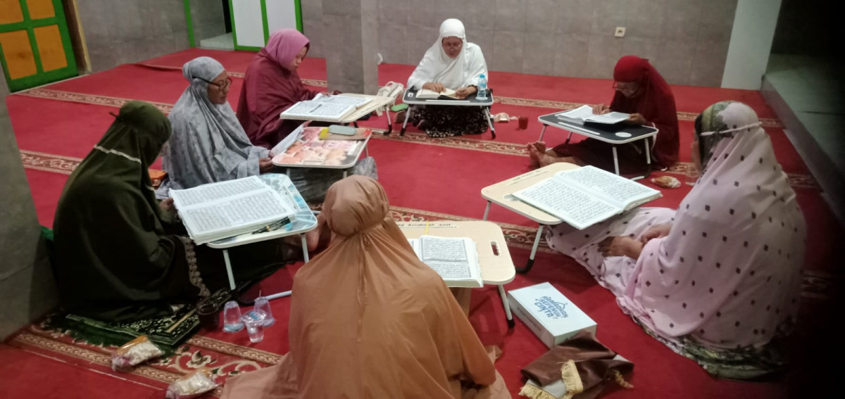 Tadarus Al-Qur'an ibu2 jus 28-29 masjid Ar Rohmah Malangrejo