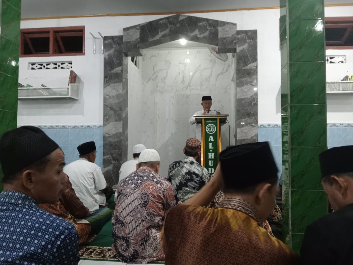 Kultum setelah sholat tarawih di Mushola Al Huda Nglarang Malangrejo