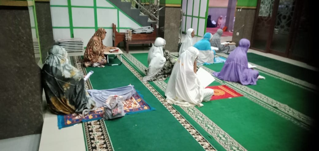 Membaca surat Al ma'surat masjid Ar Rohmah Malangrejo