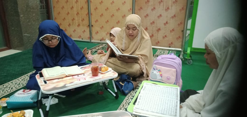 Tadarus Al-Qur'an ibu2 masjid Ar Rohmah Malangrejo