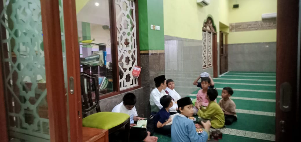 Membaca Alquran bersama anak anak  TPA Ar Rohmah Malangrejo