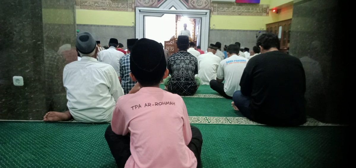 Kultum sebelum sholat tarawih berjamaah di masjid Ar Rohmah Malangrejo