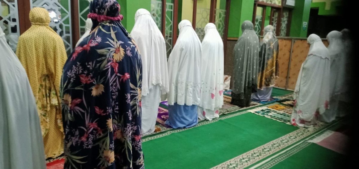 Sholat isya berjamaah masjid Ar Rohmah Malangrejo