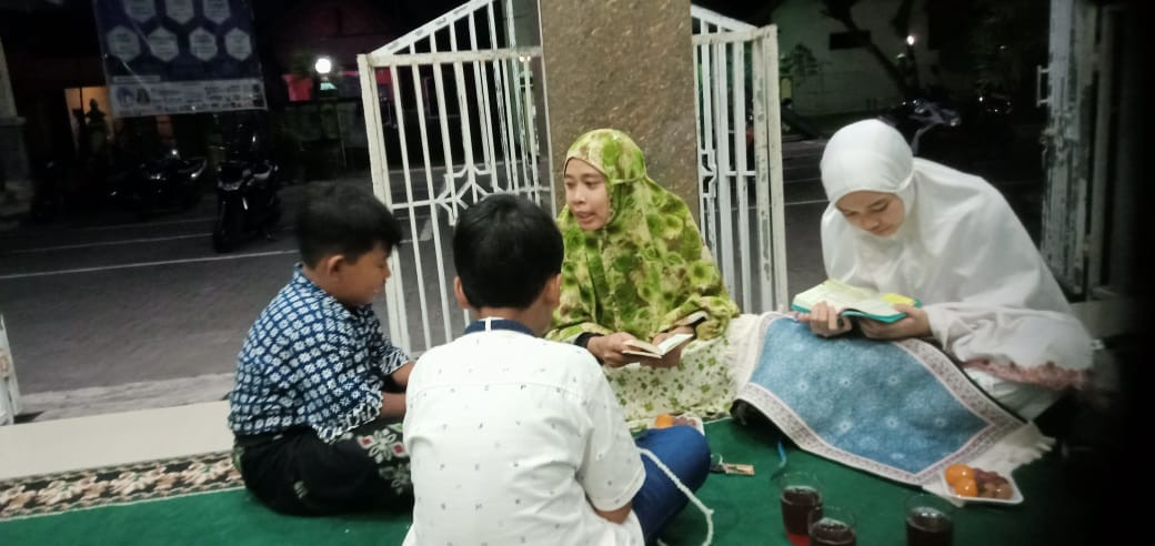 Menghafal surat surat pendek Anak2 TPA Ar Rohmah Malangrejo
