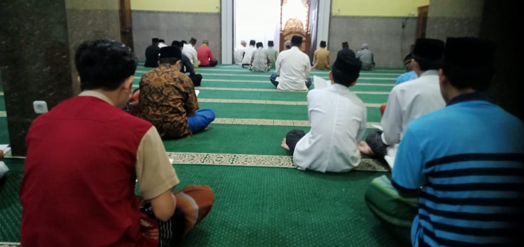 Membaca doa Al ma'surat bapak ibu dan santri Daru Hiro Malangrejo
