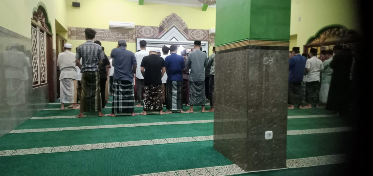 Sholat tarawih berjamaah masjid Ar Rohmah Malangrejo