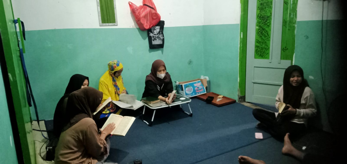 Tadarus Al-Qur'an Irisma putri masjid Ar Rohmah Malangrejo