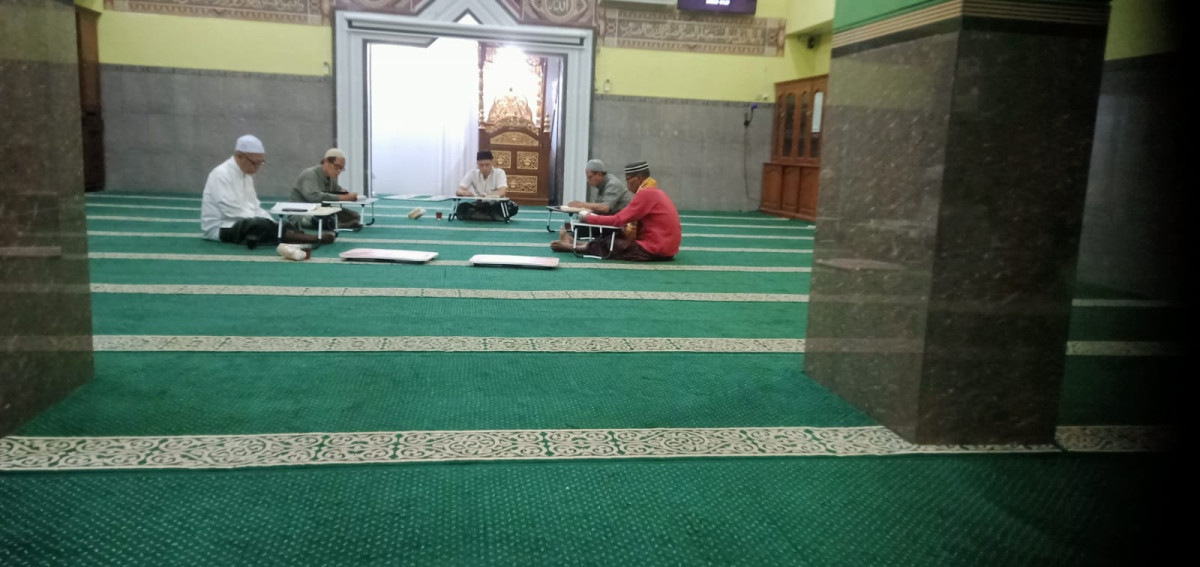Tadarus Al-Qur'an bapak bapak masjid Ar Rohmah Malangrejo