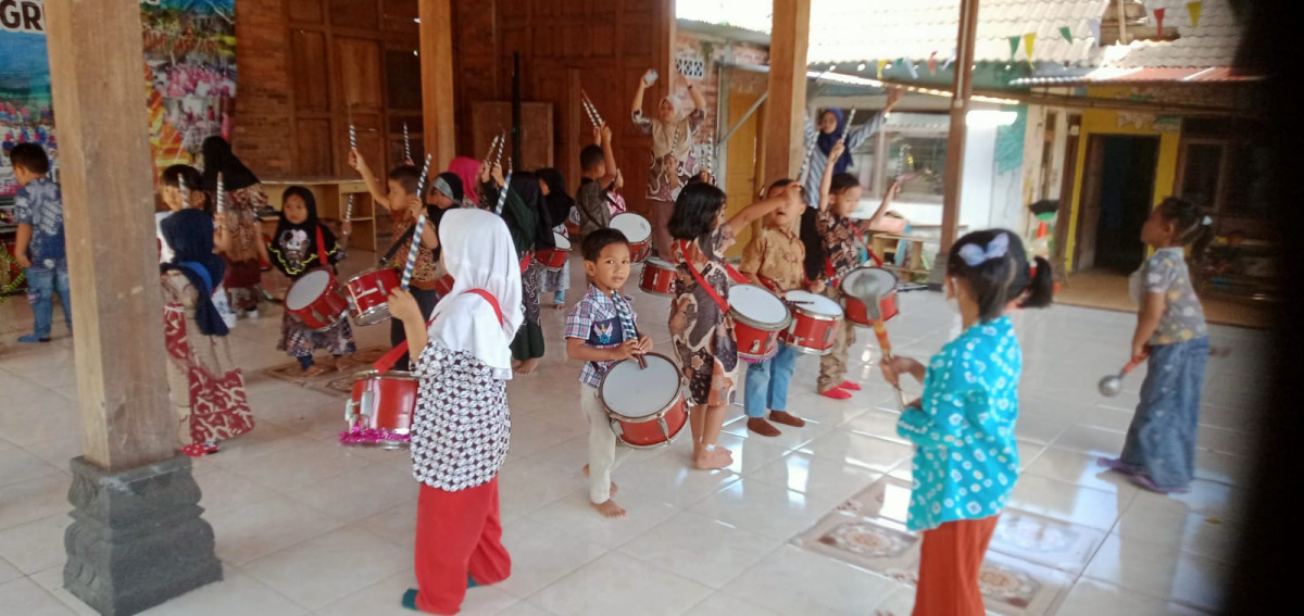 Latihan drumband TK Tunas Bhakti Malangrejo