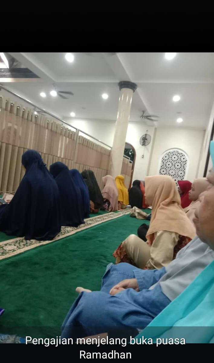 Pengajian menjelang Buka Puasa oleh warga Krajan