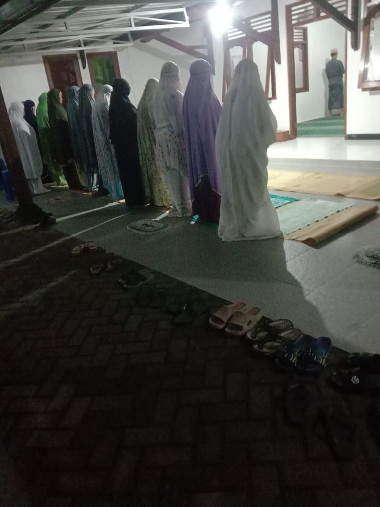 Sholat tarawih berjamaah oleh warga krajan