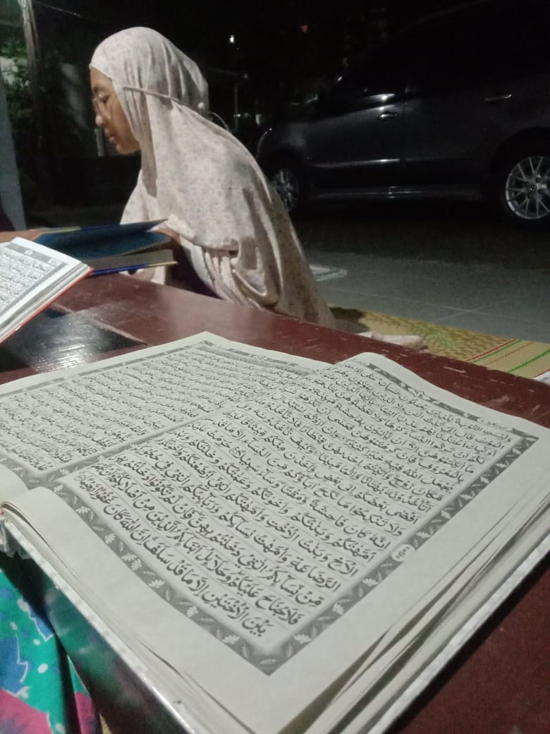 Tadarus Al quran oleh ibu2 warga krajan