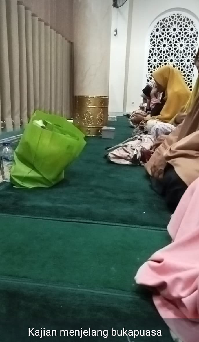 Pengajian menjelang Buka Puasa oleh warga Krajan