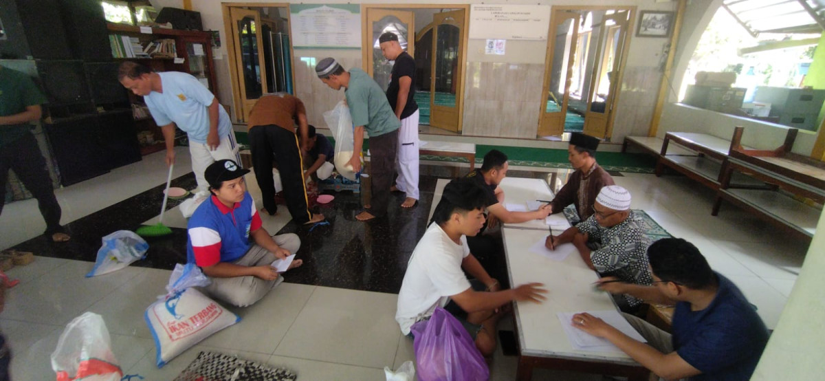 Waraga Tegalsari berbondong-bondong untuk ber zakat