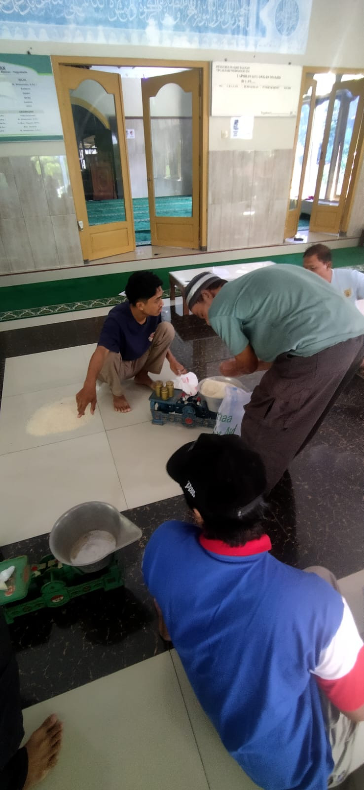 Penimbangan ulang beras warga yang untuk ber zakat
