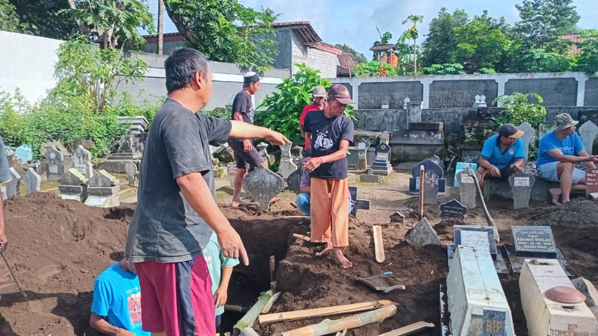 Gotong Royong Pembuatan Makam Pokoh