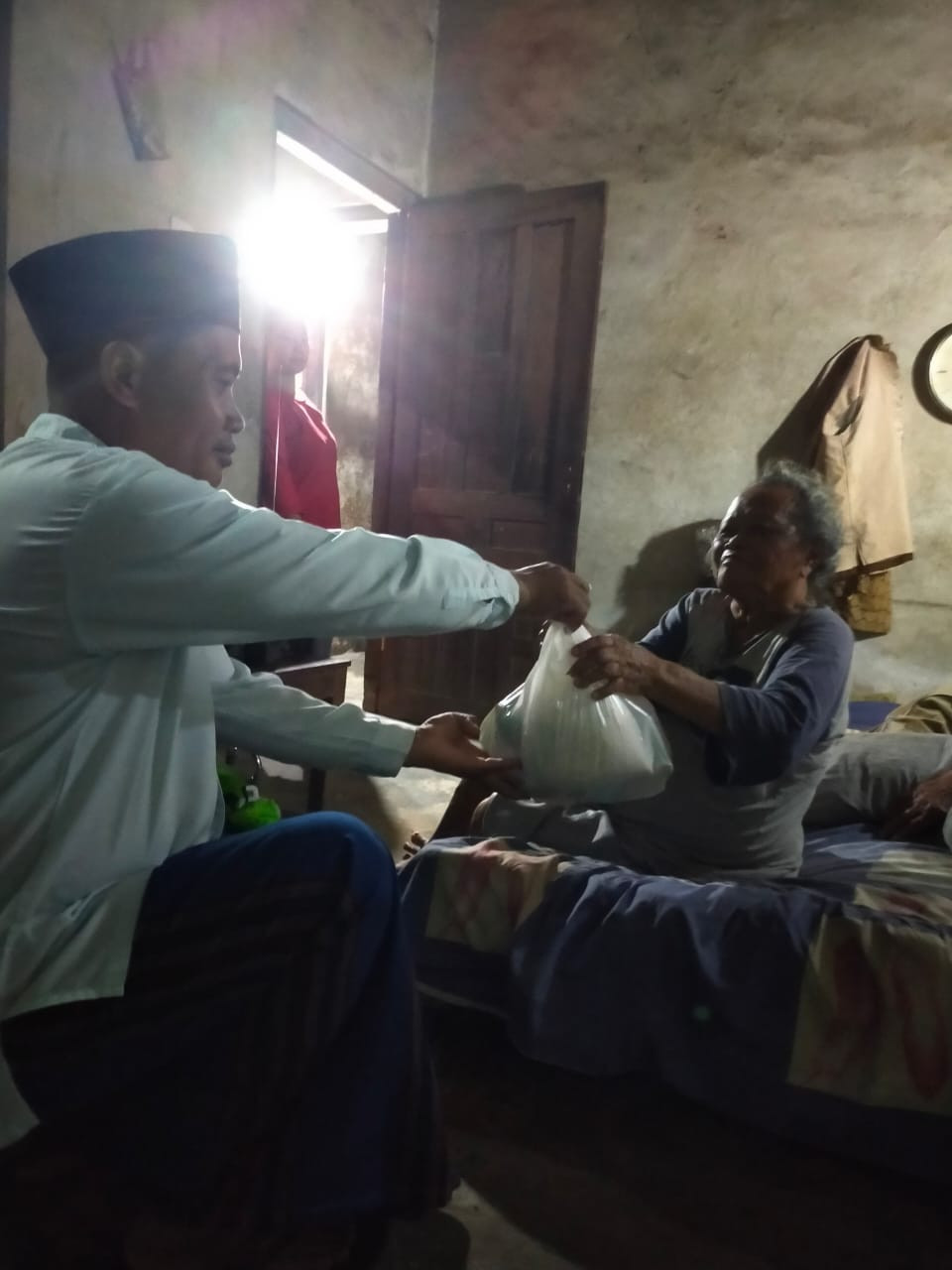 Pembagian Zakat fitrah  ke warga rt 02 Padukuhan Malangrejo