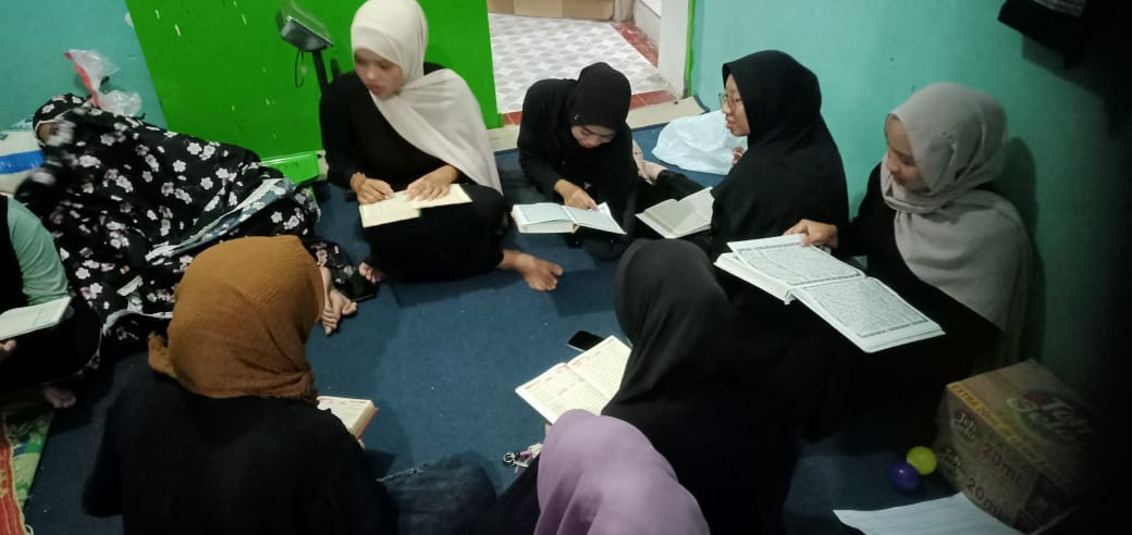 Tadarus Al-Qur'an Irisma putri masjid Ar Rohmah Malangrejo