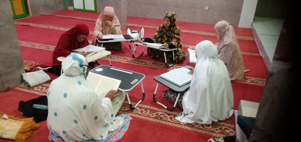 Tadarus Al-Qur'an ibu2 masjid Ar Rohmah Malangrejo