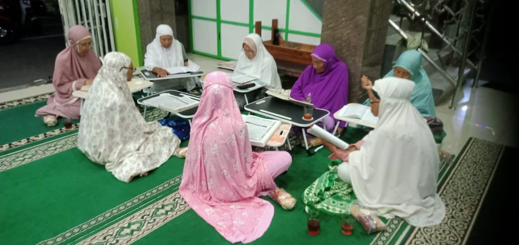 Tadarus Al-Qur'an ibu2 masjid Ar Rohmah Malangrejo