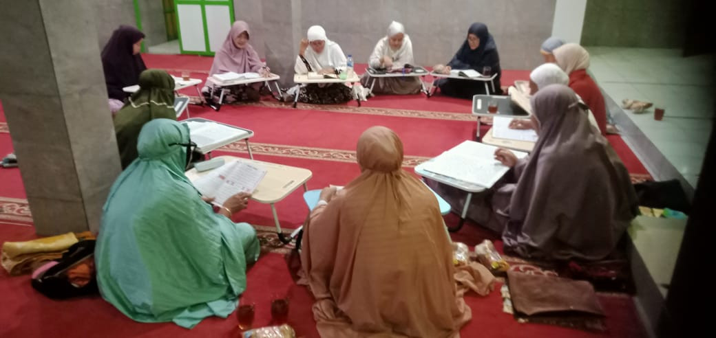 Tadarus Al-Qur'an ibu2 masjid Ar Rohmah Malangrejo