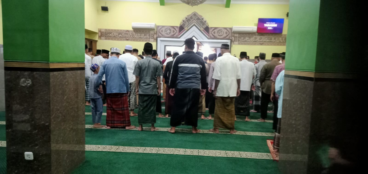 Sholat tarawih berjamaah masjid Ar Rohmah Malangrejo