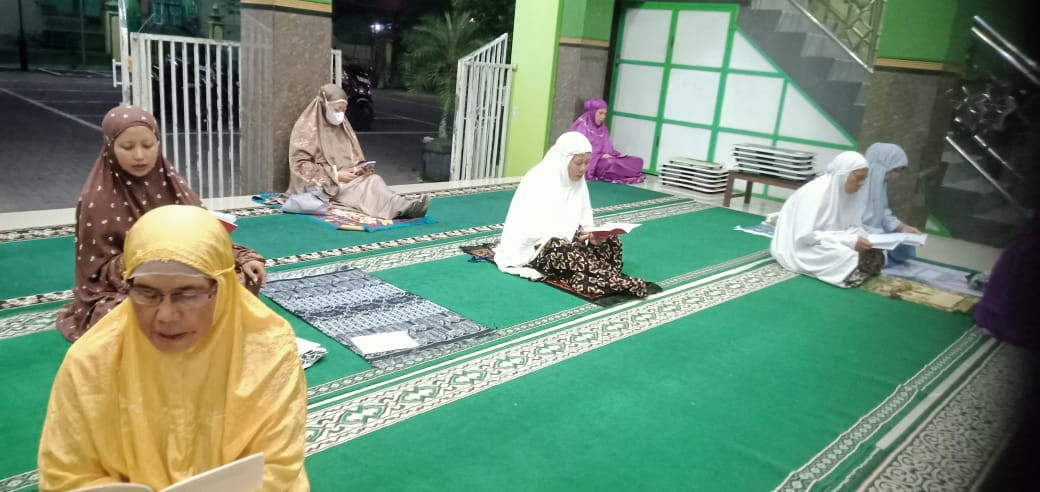 Membaca surat Al ma'surat masjid Ar Rohmah Malangrejo