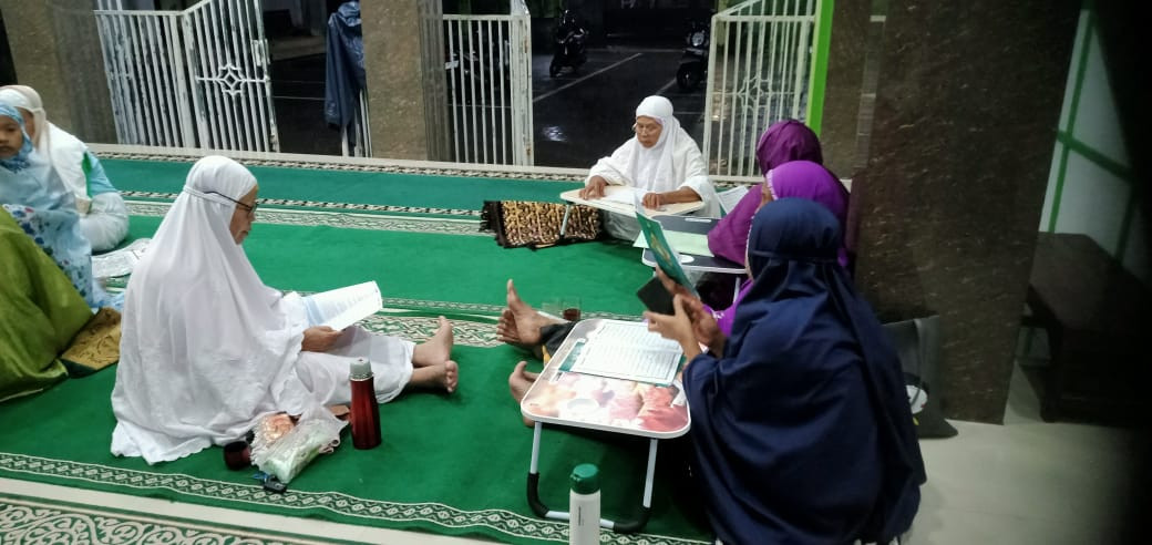 Tadarus Al-Qur'an ibu2 masjid Ar Rohmah Malangrejo