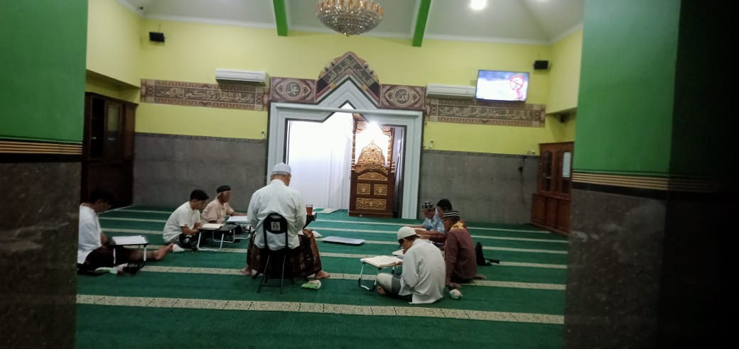 Tadarus Al-Qur'an bapak bapak masjid Ar Rohmah Malangrejo