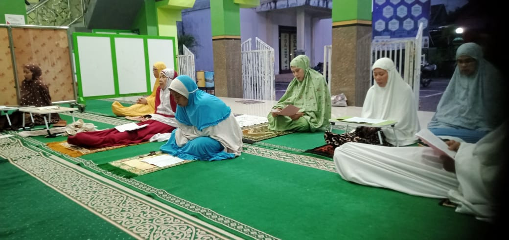 Membaca surat Al ma'surat bersama masjid Ar Rohmah Malangrejo