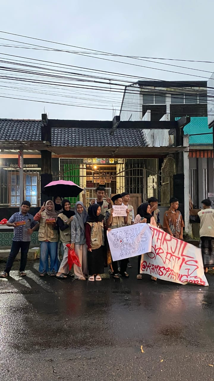 Pembagian takjil gratis dari irisma dan organisasi kamis pahing  Malangrejo