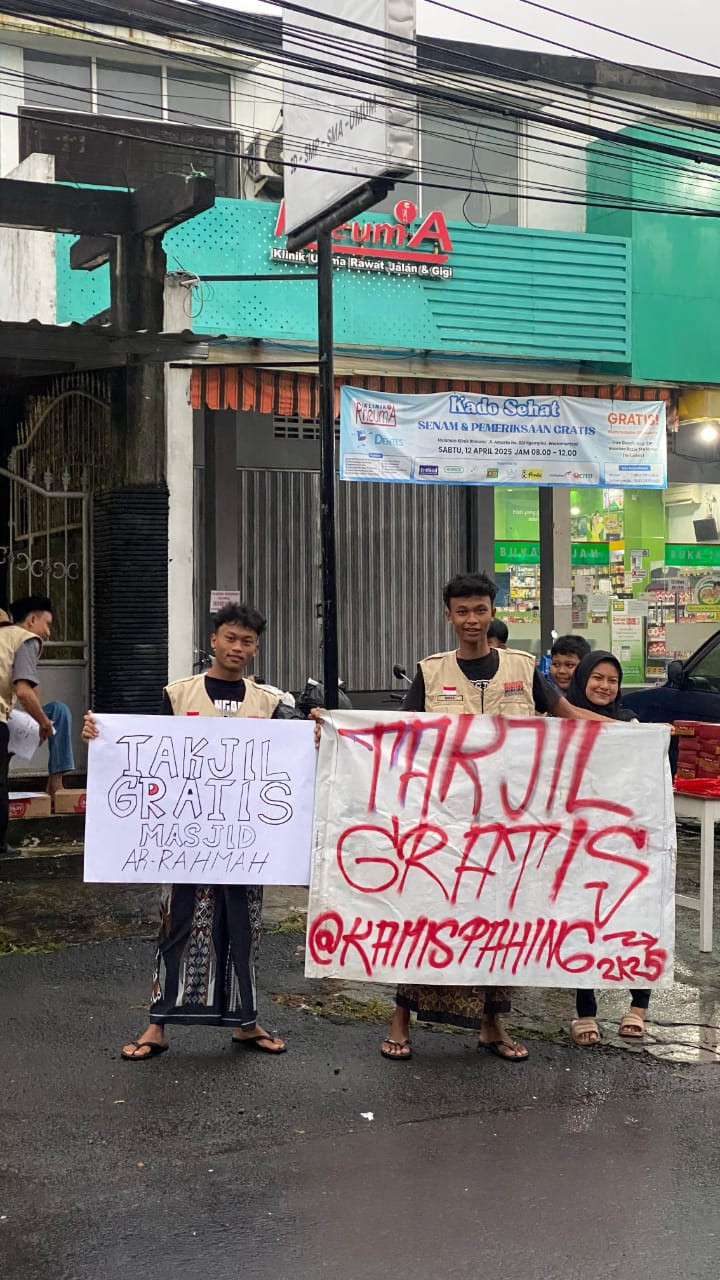 Pembagian takjil gratis oleh irisma masjid Ar Rohmah Malangrejo dan organisasi kamis pahing