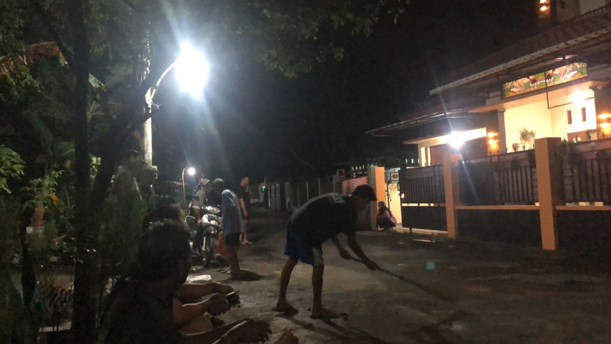 Kerja Bakti Penambalan Jalan rt 04 Pokoh