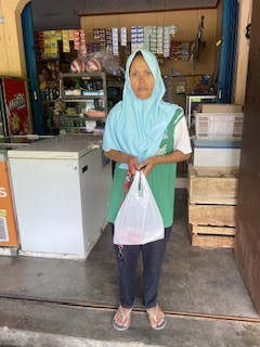 Pengambilan bantuan PMT di Sanggrahan