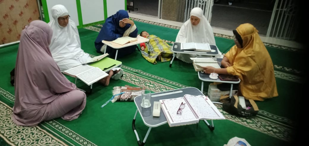 Tadarus Al-Qur'an ibu2 masjid Ar Rohmah Malangrejo