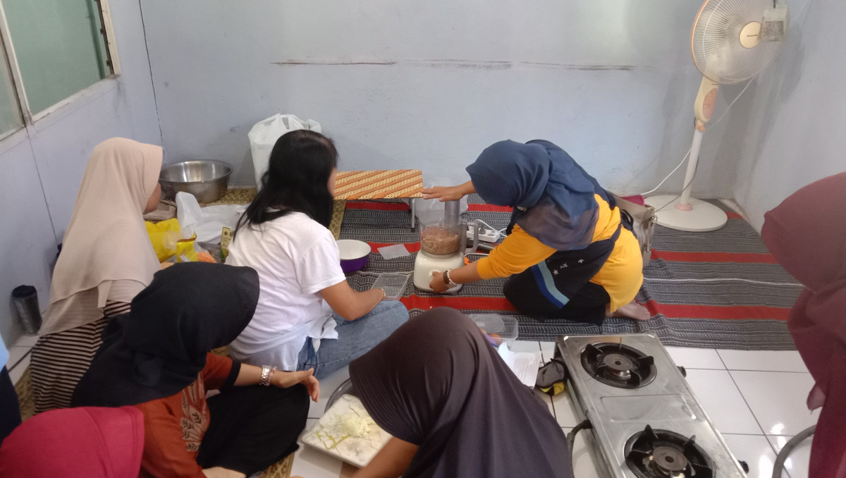 Praktek Pembuatan Nugged Tempe ayam oleh anggota Kelas Sekolah Perempuan di Pandu oleh Ibu Muslimah Padukuhan Malangrej