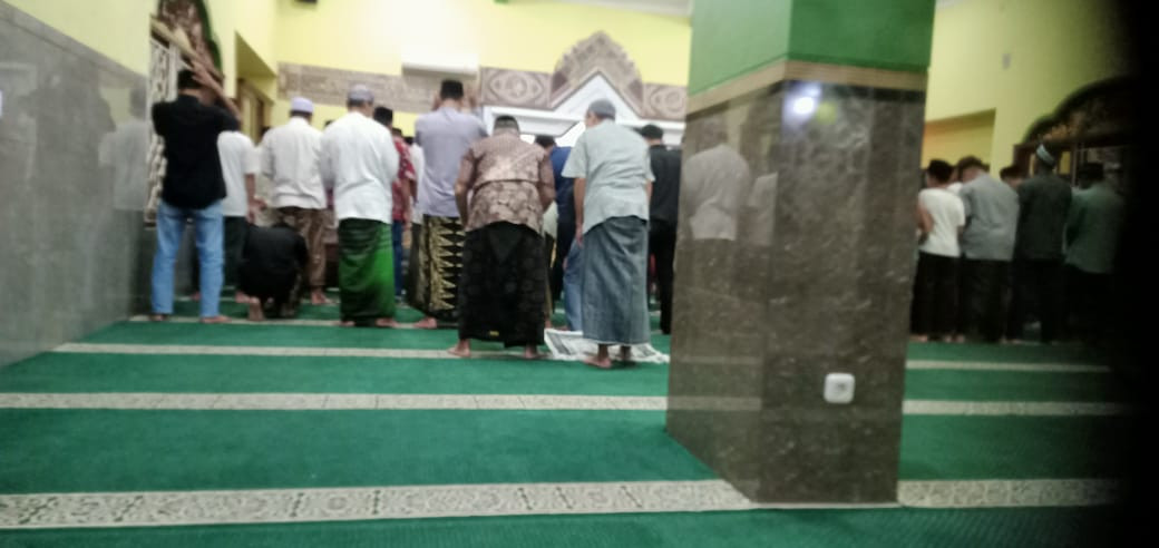Sholat tarawih berjamaah masjid Ar Rohmah Malangrejo