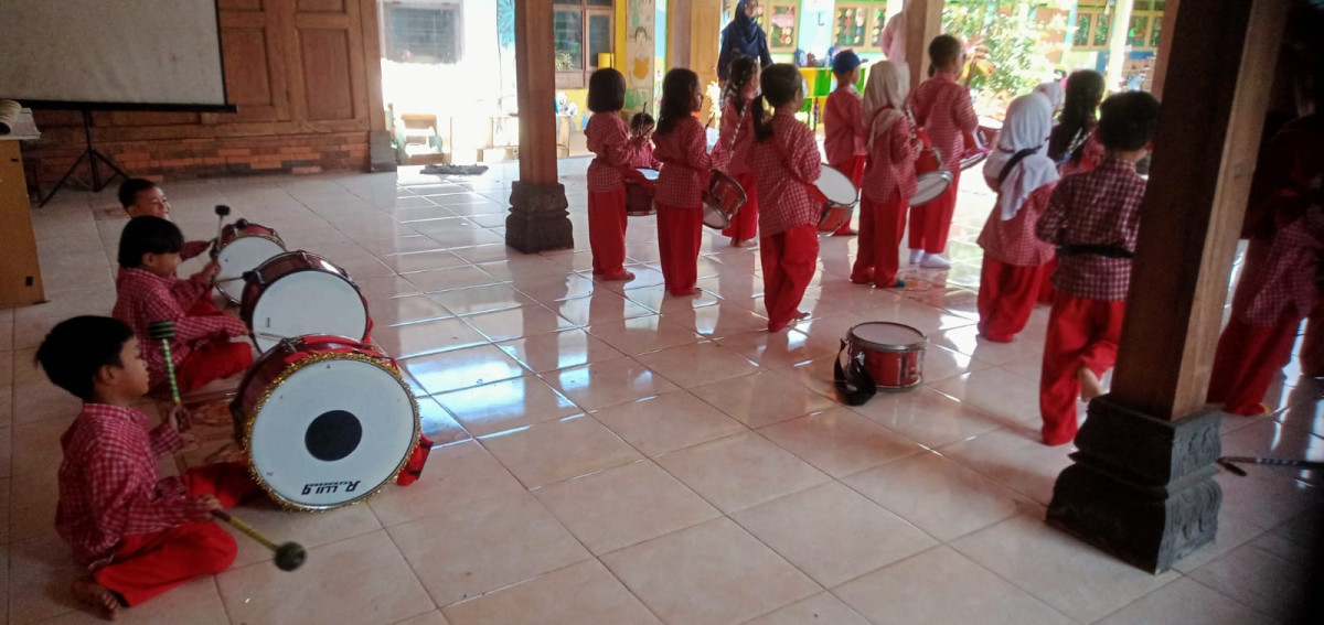 Latihan drumband TK Tunas Bhakti Malangrejo