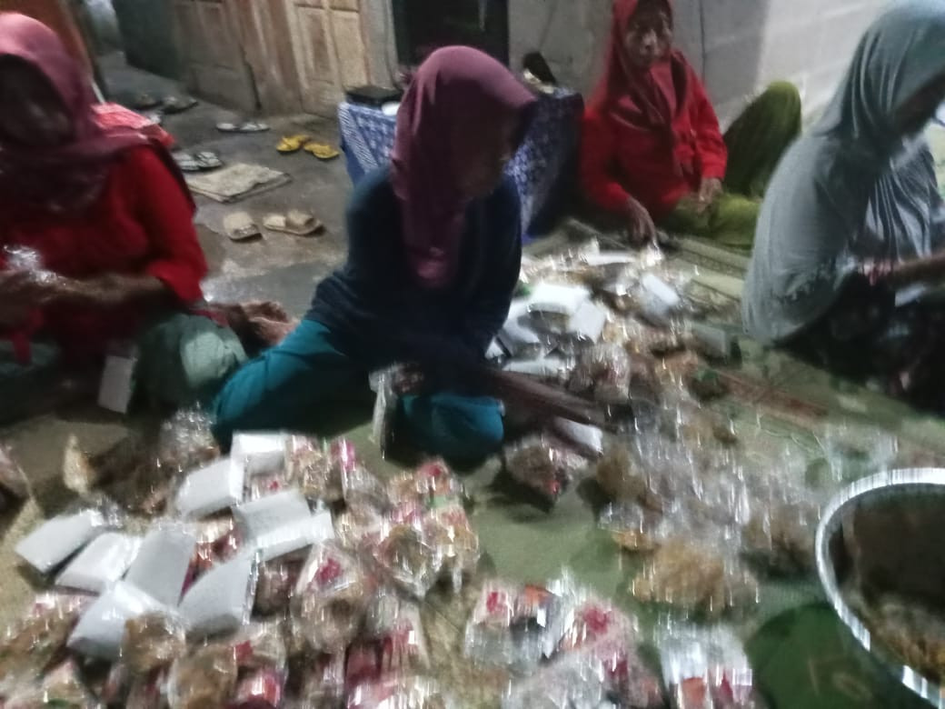 RUKUN SOSIAL WARGA RT 04 DAN PEMUDA KAMIS PAHING DALAM MUSIBAH WARGA MENINGGAL