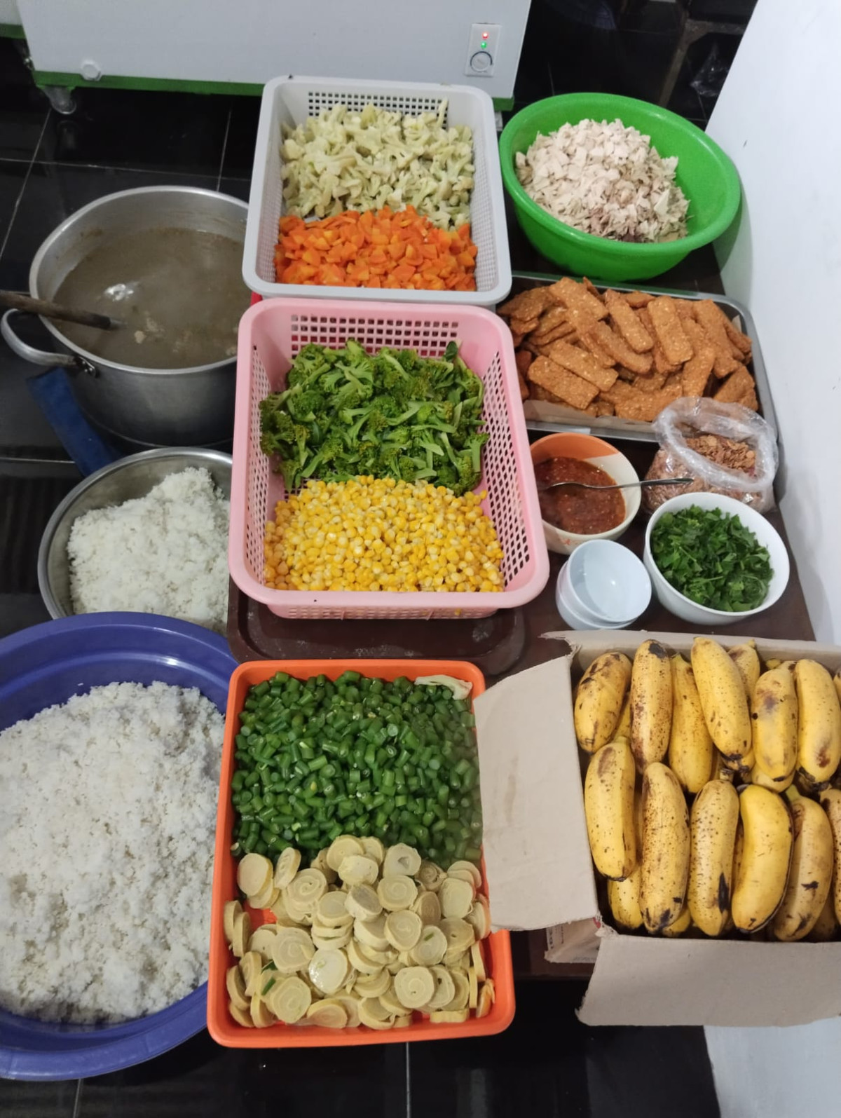 MEMASAK PMT POSYANDU KASUARI OLEH UPPKA CERIA