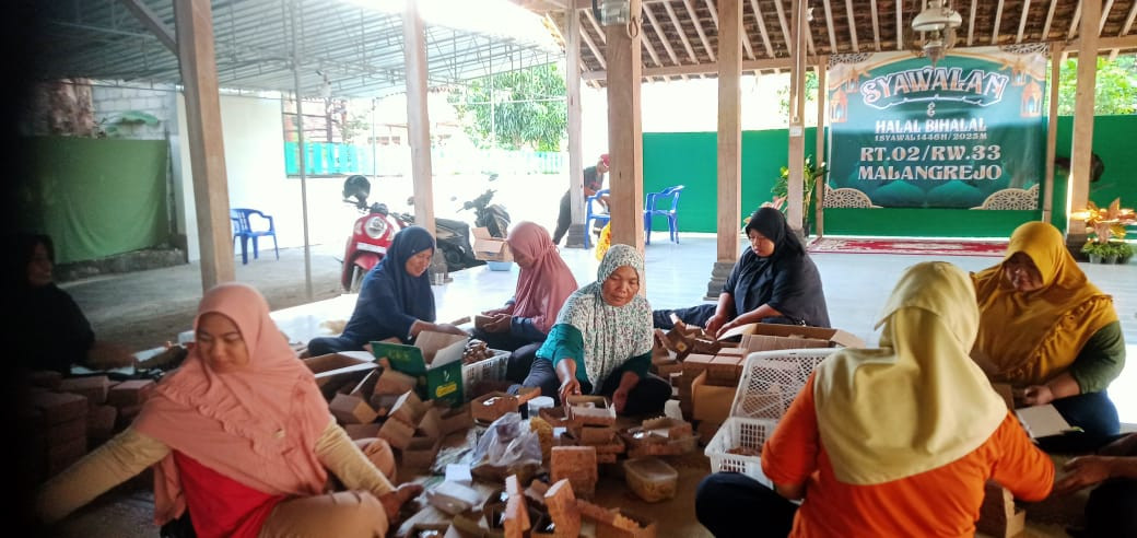 Kerja bakti persiapan syawalan warga RT 02 RW 33 Malangrejo
