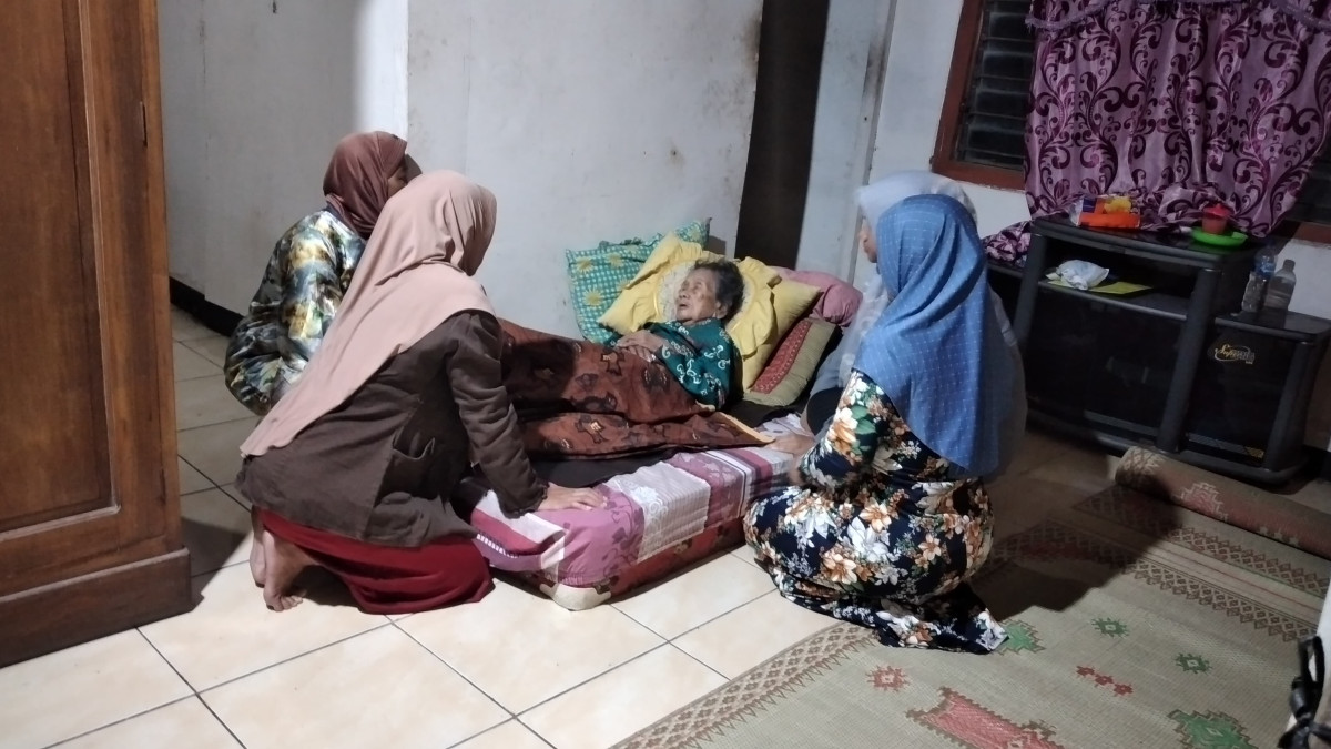 RUKUN SOSIAL MENJENGUK ORANG SAKIT WARGA RT 04 Malangrejo