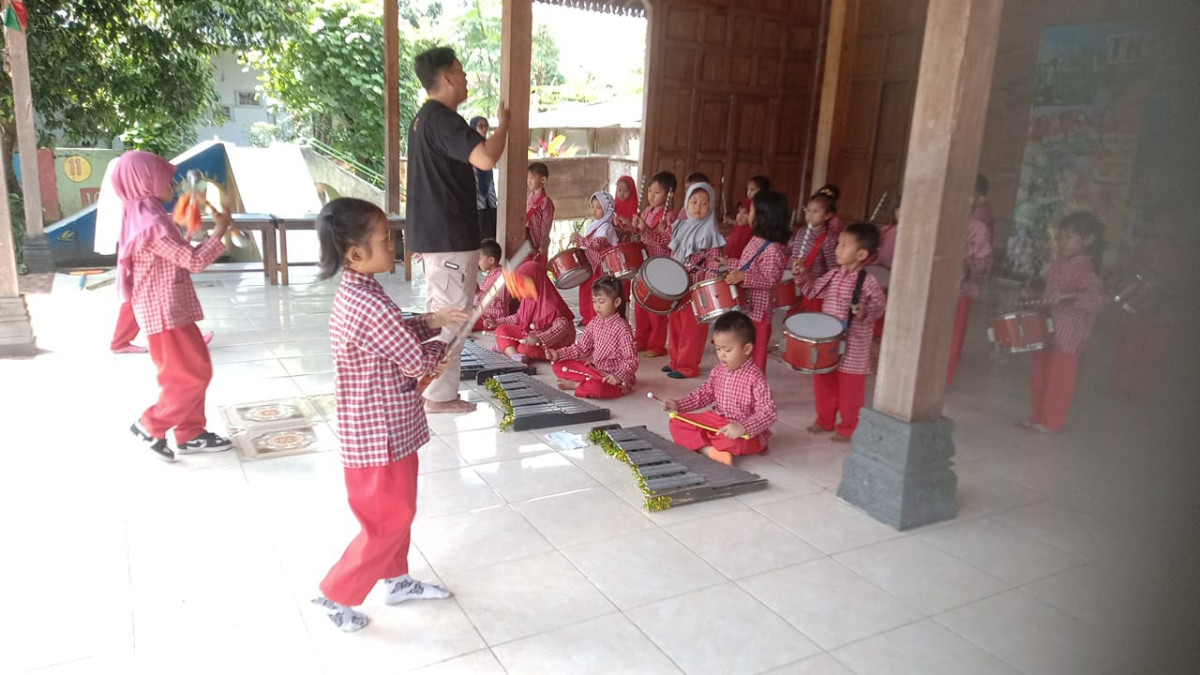 Latihan drumband TK Tunas Bhakti Malangrejo