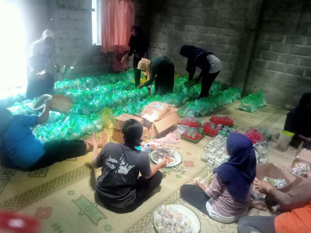 RUKUN KEMATIN KELOMPOK SENIN Menyiapkan keperluan utk acara 7 harian Alm. Bp. Mujiasih  RT 04 MALANGREJO