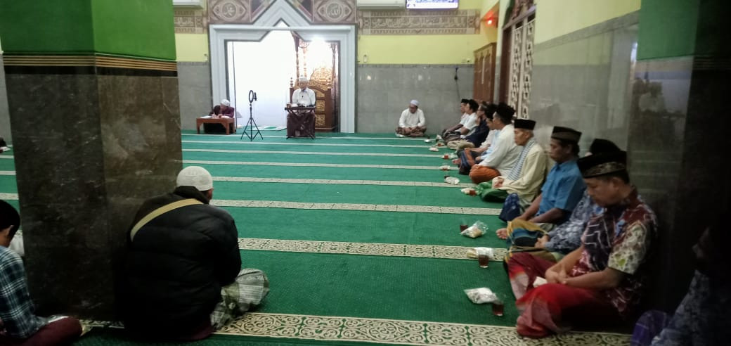 Pengajian Ahad pagi bapak bapak dan ibu ibu masjid Ar Rohmah Malangrejo