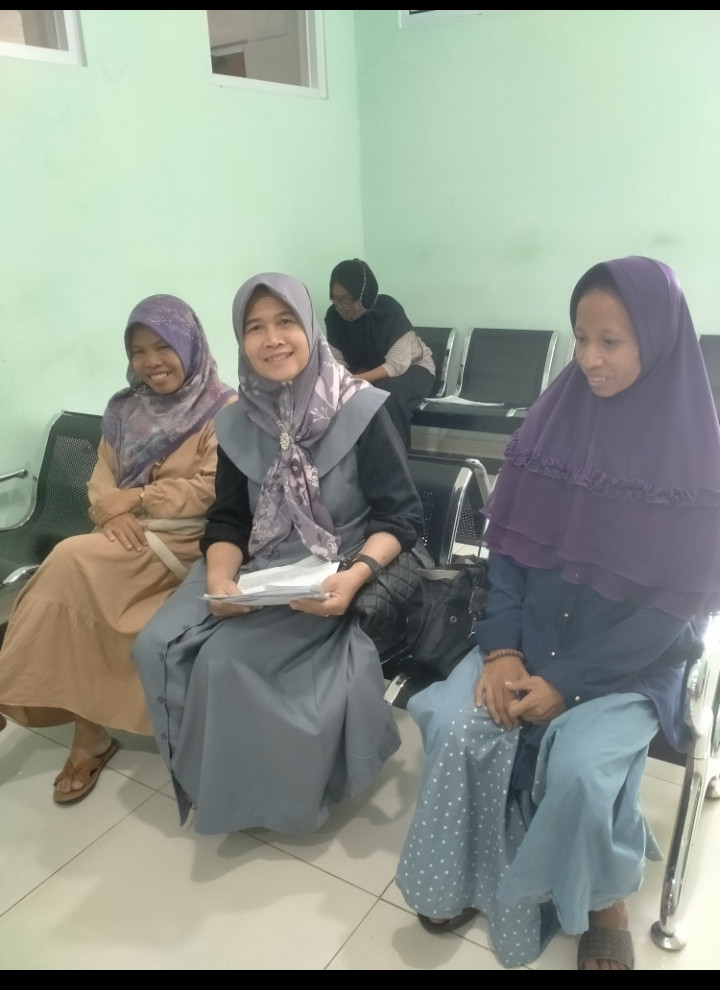 Kader Karanganyar mengantar aseptor KB